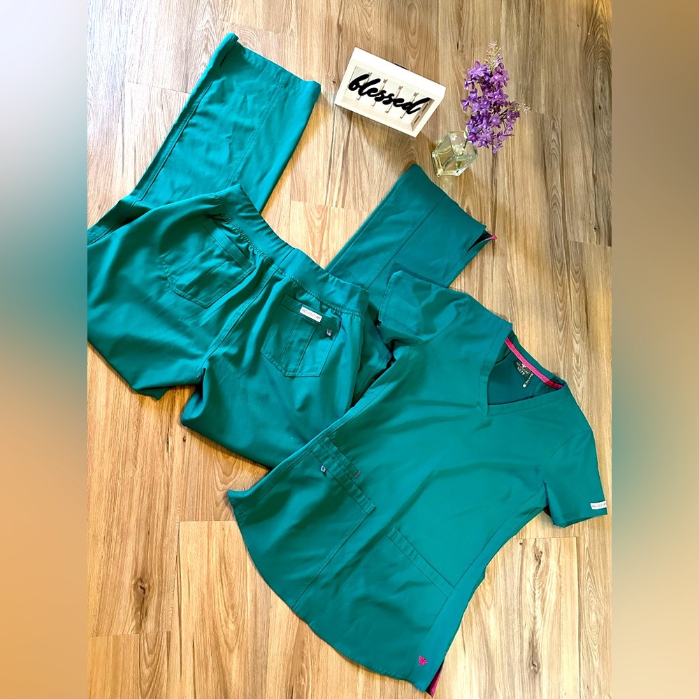XS green MED COUTURE scrubs